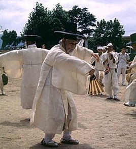 Ha Bo-gyong, the undisputed master of the Buddhist fan dance, the yangban dance and pombu dance